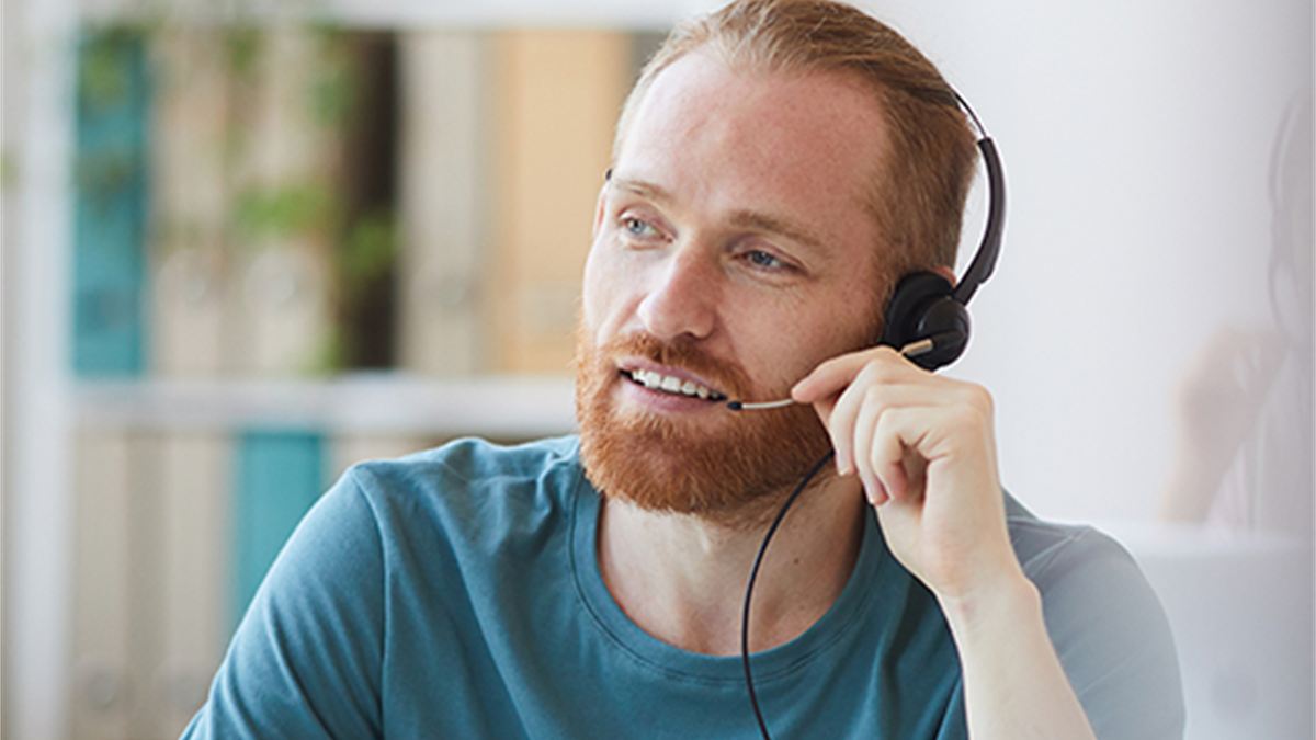 Secrétaire avec casque au téléphone devant son ordinateur