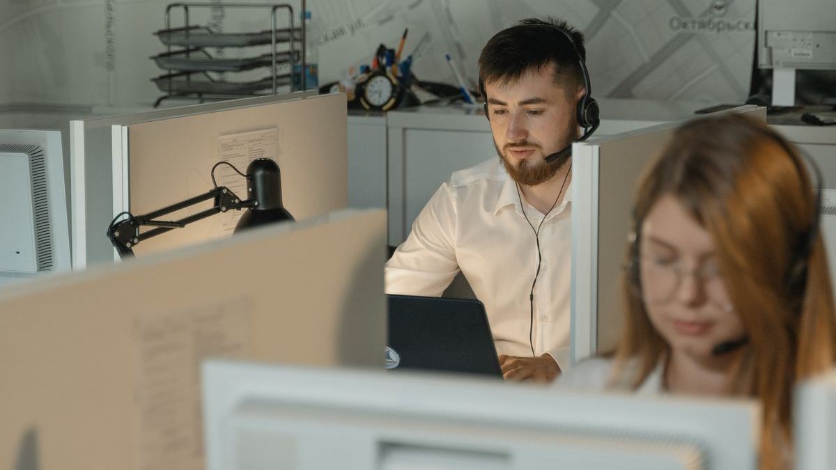 Opérateurs avec casque dans un centre d'appels