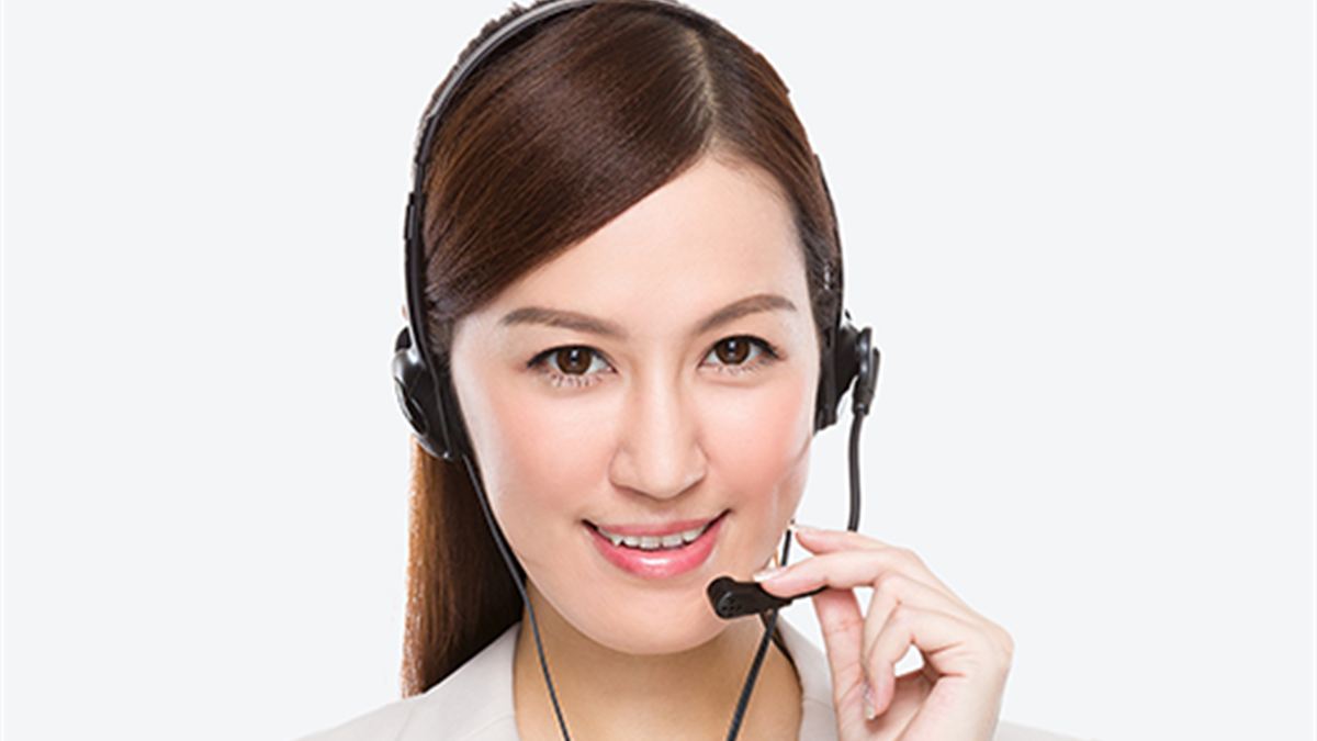 Secrétaire souriante avec casque