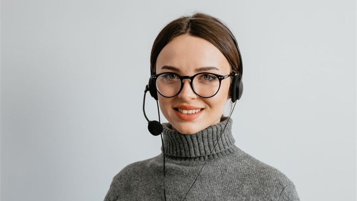 Secrétaire avec casque et lunettes, souriante