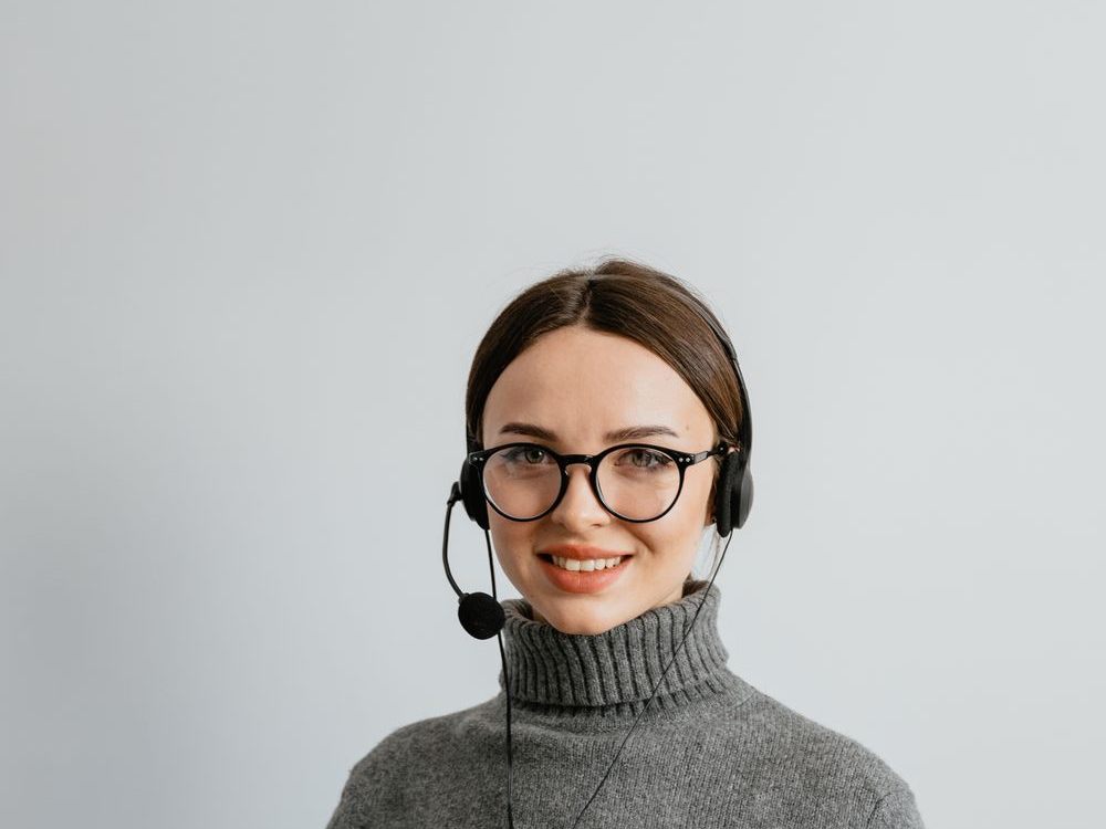 Secrétaire médicale souriante au téléphone