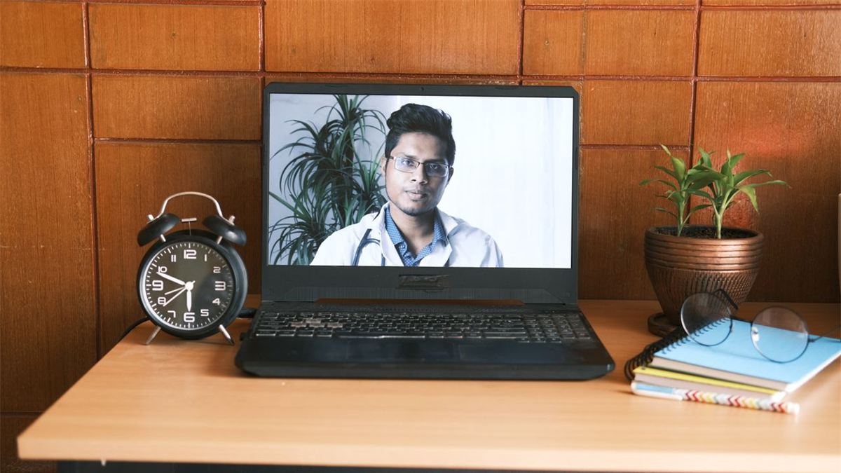 Ordinateur portable affichant un médecin en téléconsultation