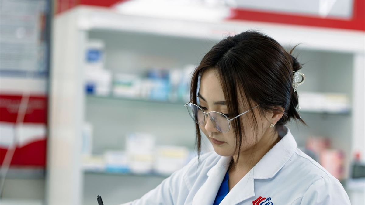 Professionnelle de santé prenant des notes