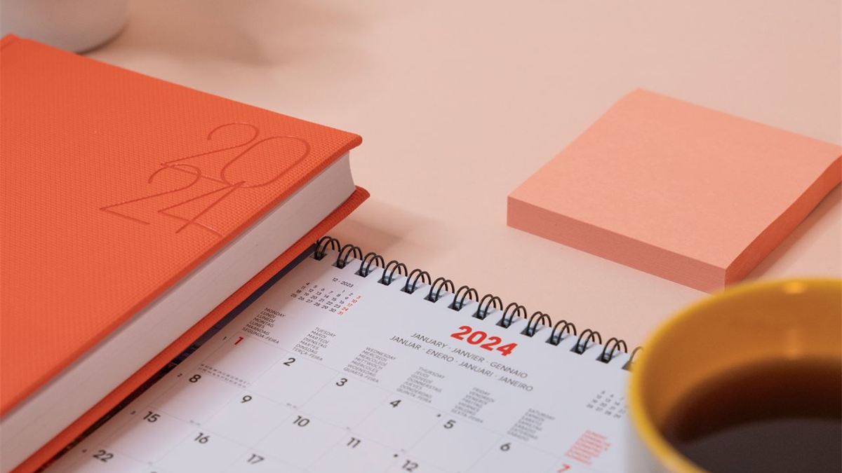 Calendrier, stylo et tasse de café sur un bureau