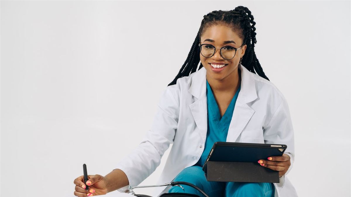 Médecin à son bureau avec une tablette