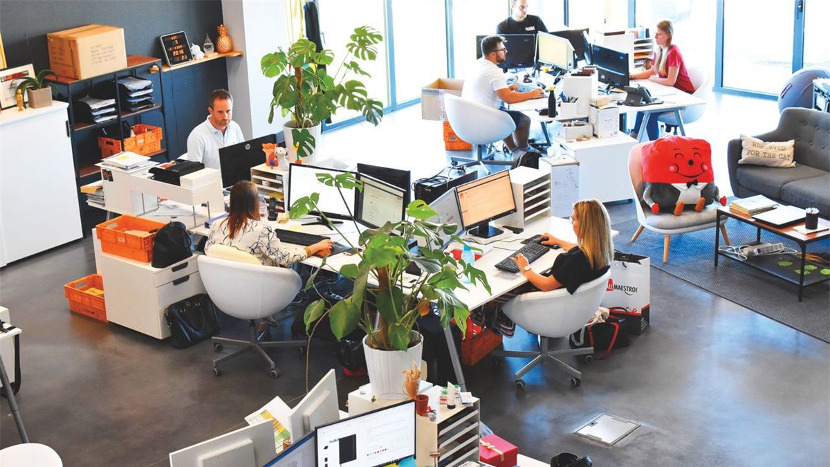 Bureau moderne avec une équipe au travail