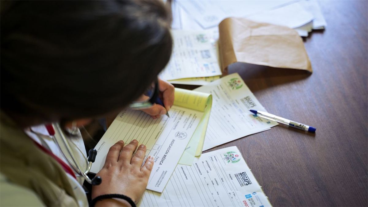 Médecin remplissant des documents médicaux