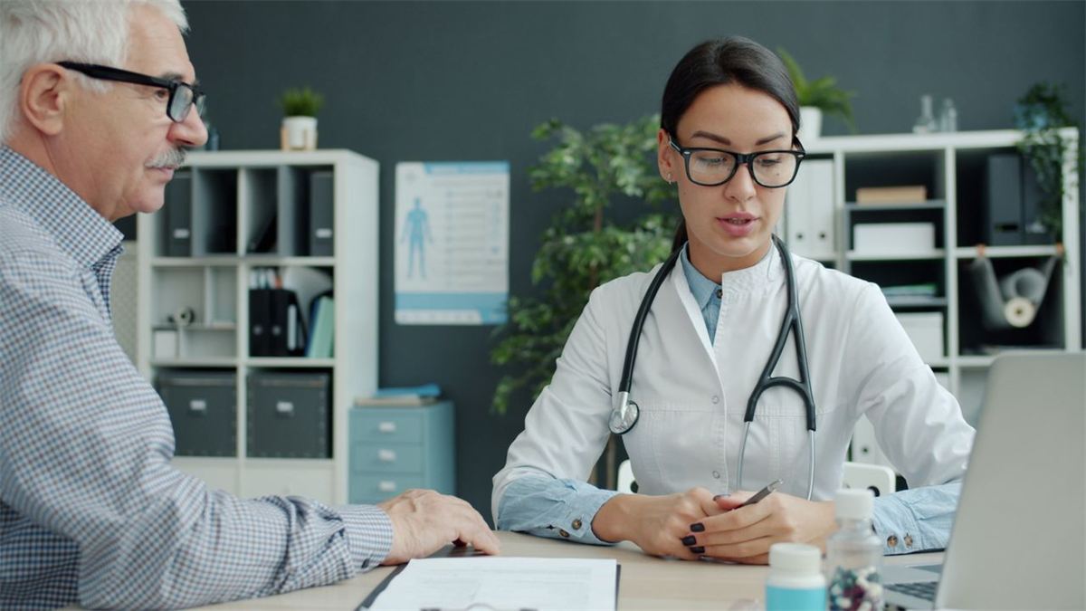 Patient âgé en consultation avec un médecin