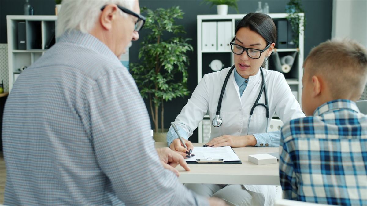 Médecin en consultation avec un patient âgé et un enfant