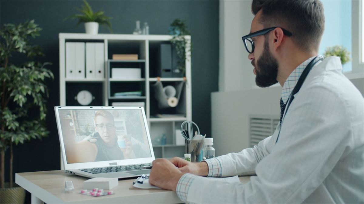 Médecin en communication vidéo