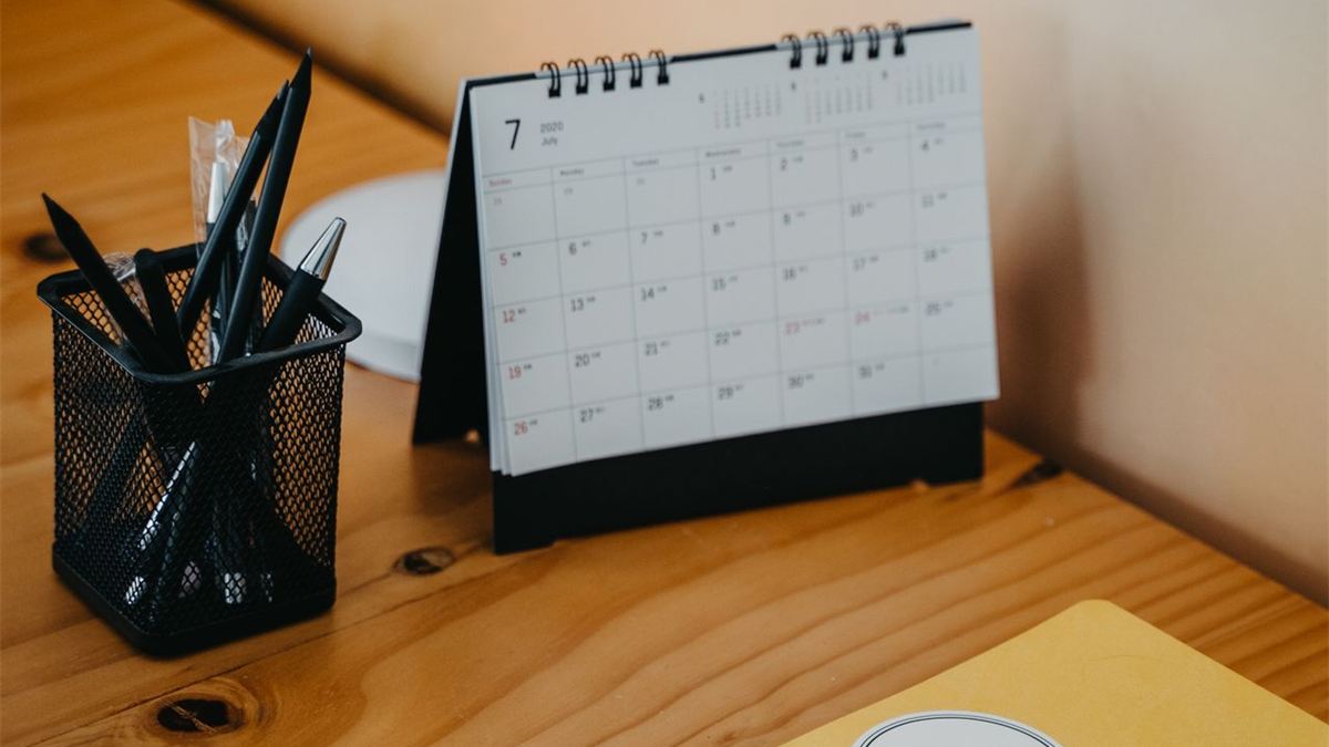 Bureau organisé avec calendrier et ordinateur portable