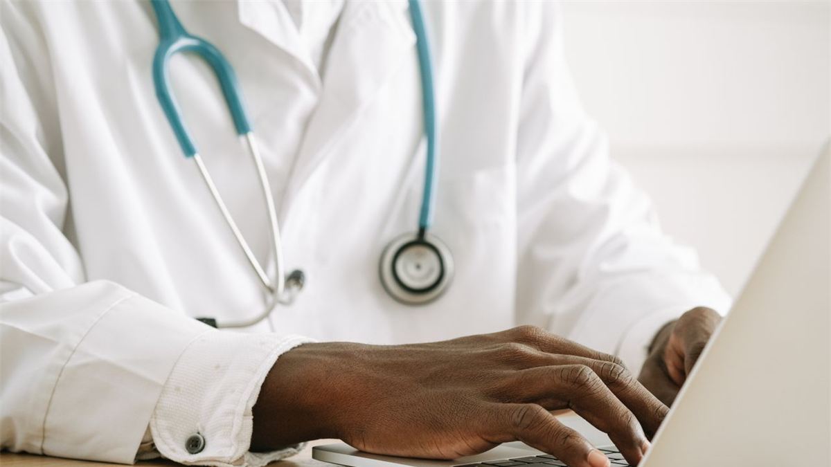 Médecin travaillant sur son ordinateur portable