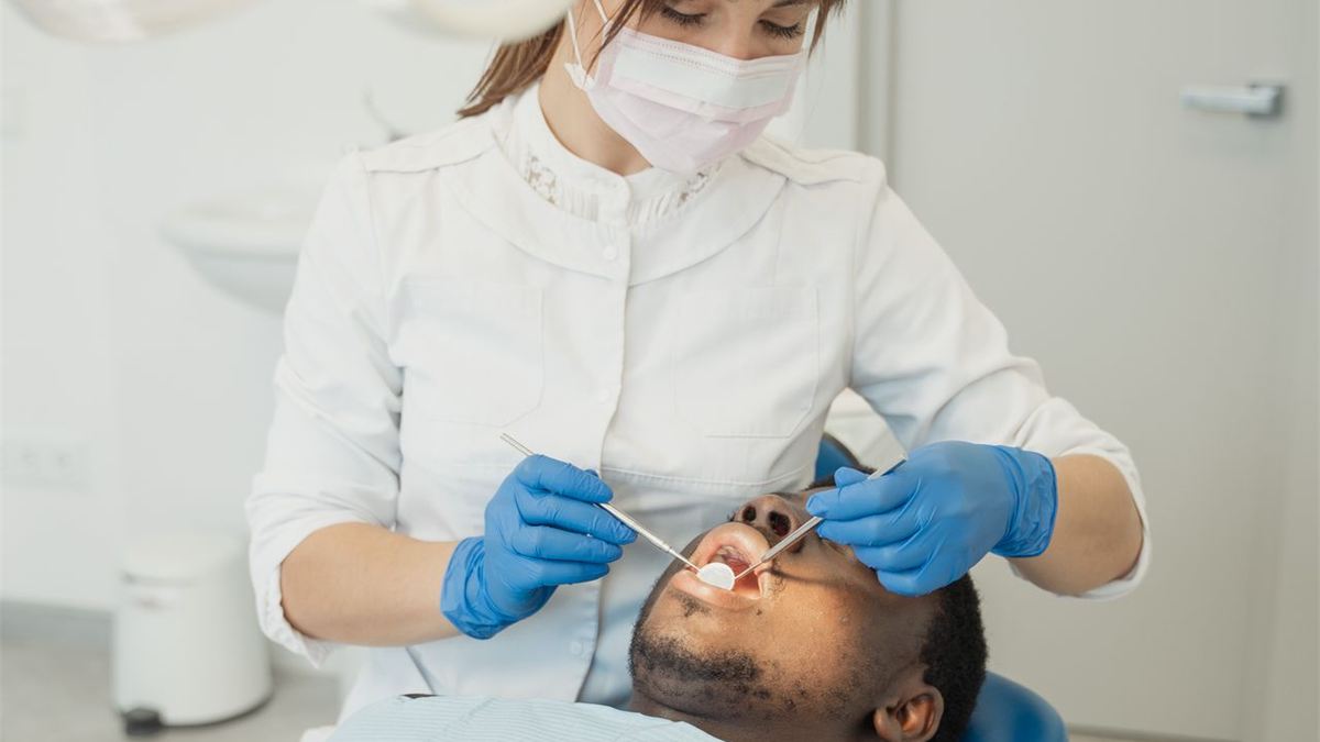 Dentiste examinant un patient