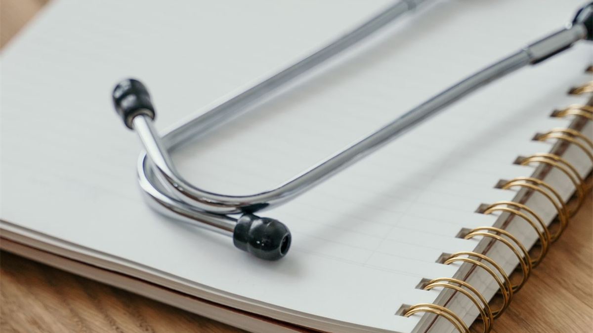 Stéthoscope posé sur un carnet