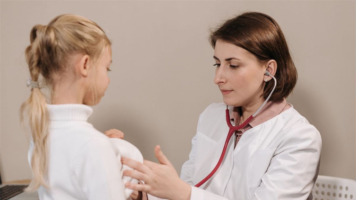 Médecin examinant une petite fille