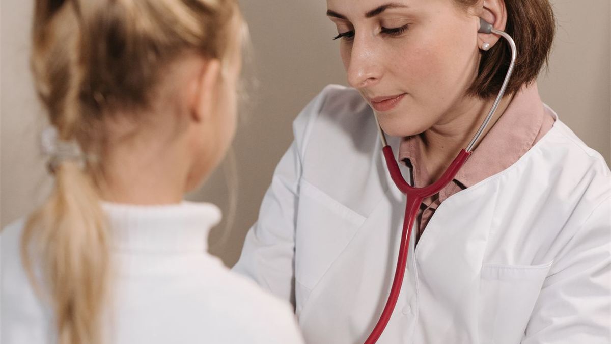 Médecin examinant un enfant