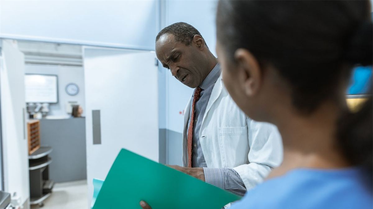 Soignants consultant un dossier