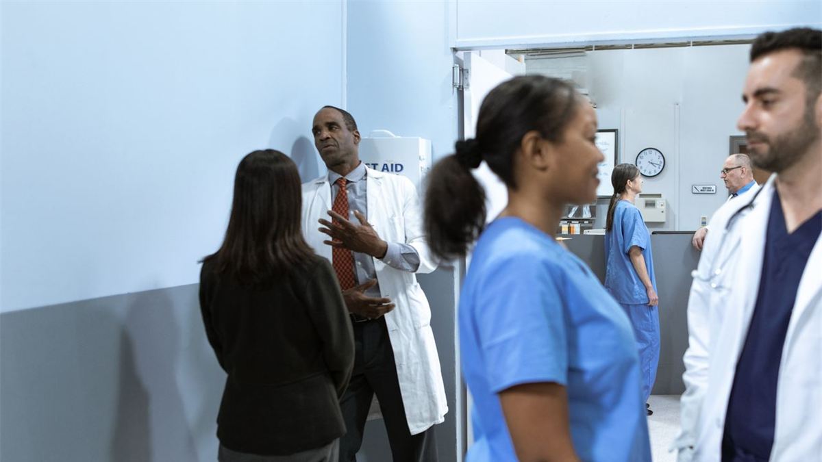 Équipe médicale en discussion dans un couloir