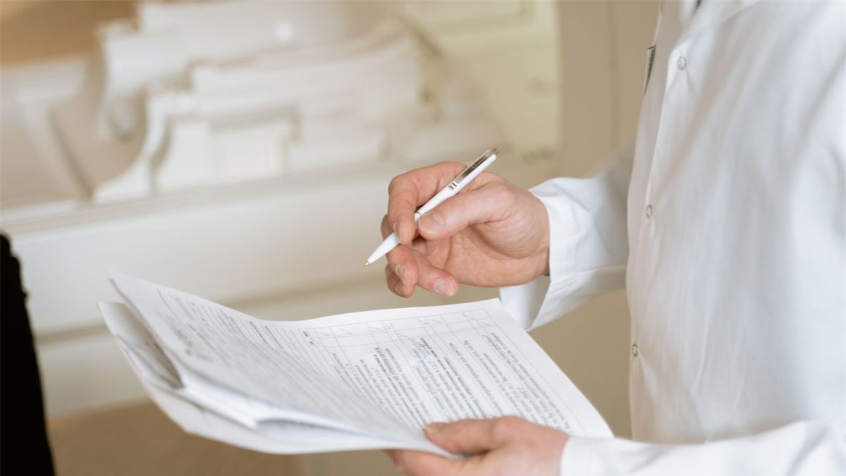 Médecin examinant des documents médicaux