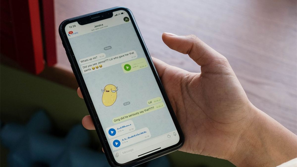Smartphone affichant une application de messagerie