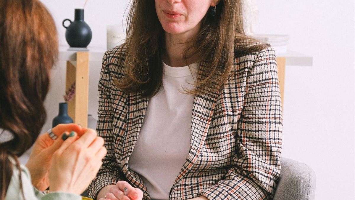 Deux femmes en conversation lors d'une séance