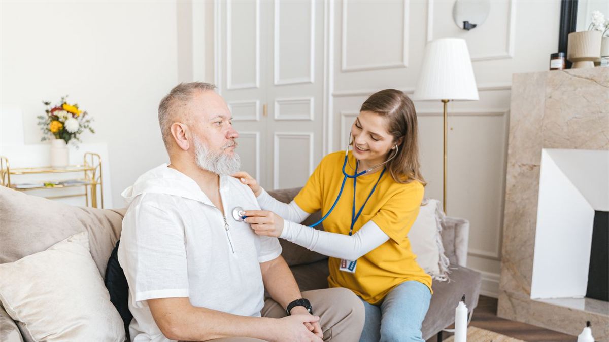 Infirmière réalisant un contrôle à domicile