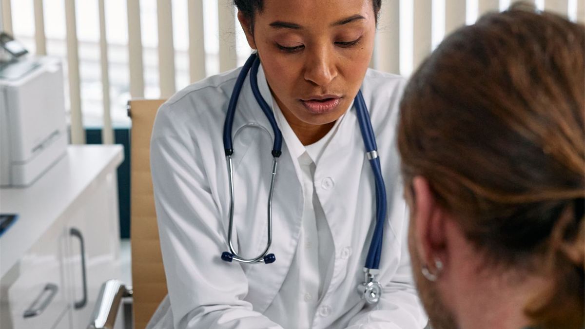 Médecin échangeant avec un patient lors d'une consultation