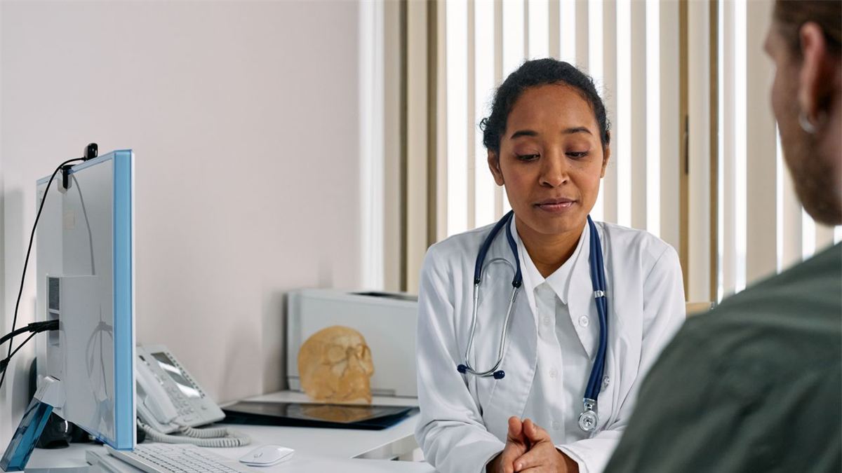 Médecin recevant un patient en consultation