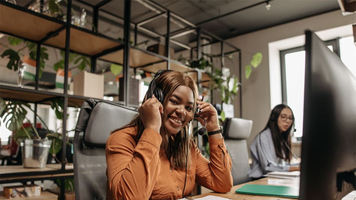 Secrétaires au téléphone dans un bureau animé