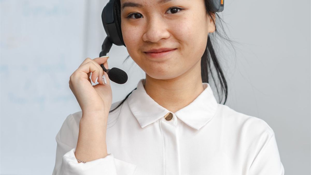 Secrétaire avec casque prête à répondre