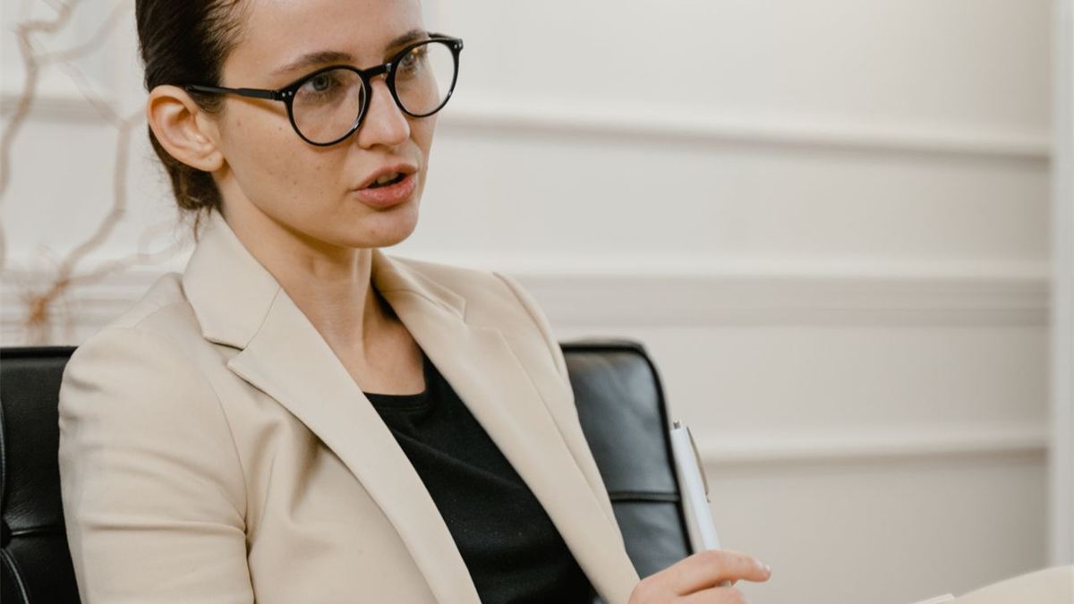 Professionnelle prenant des notes lors d'un entretien