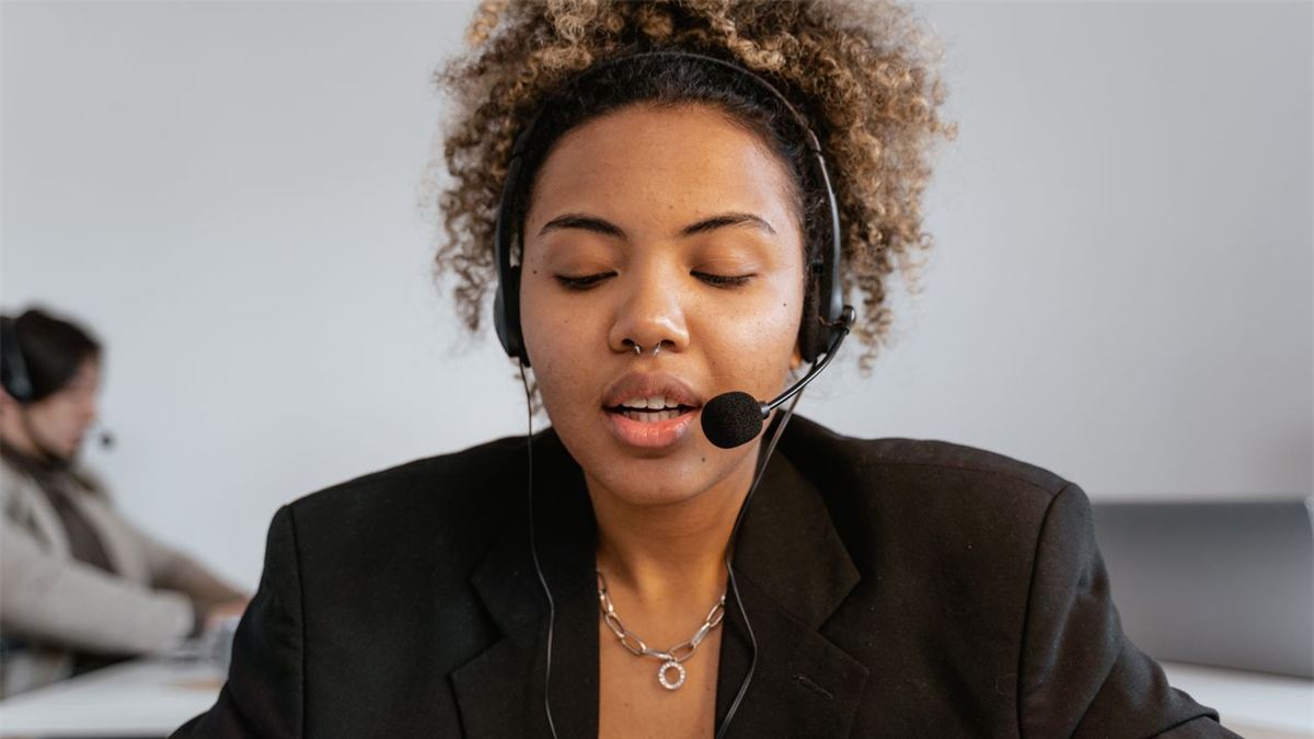 Secrétaire concentrée, casque sur les oreilles