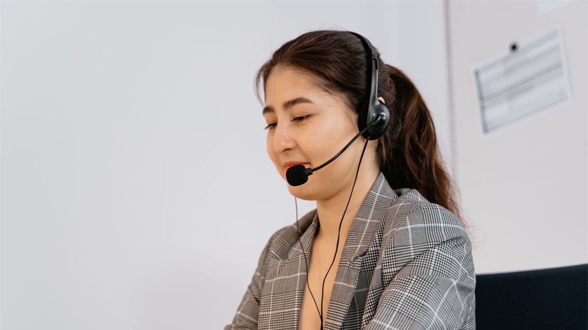 Secrétaire professionnelle avec casque dans un bureau