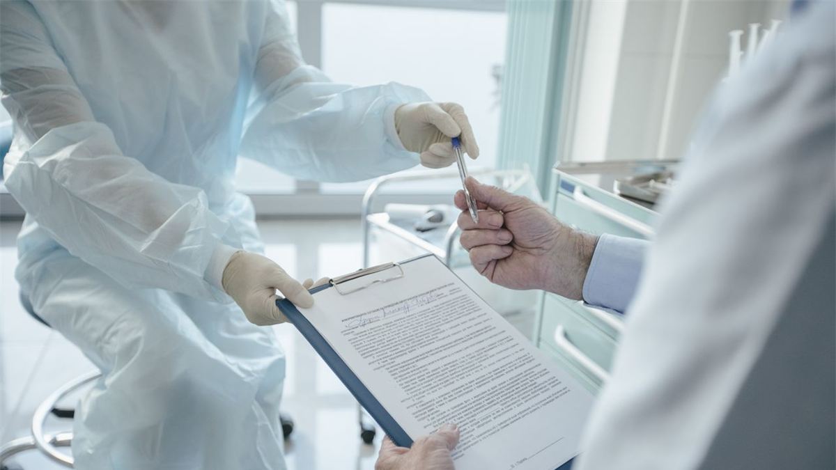 Médecin et patient signant un document