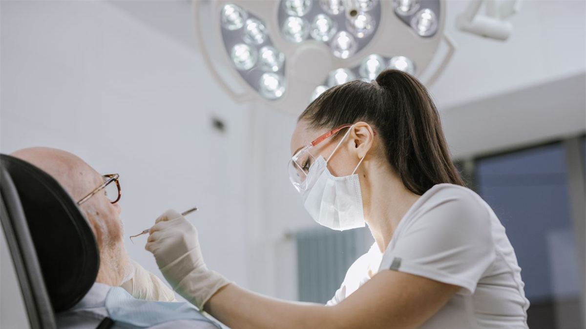 Dentiste soignant un patient au fauteuil
