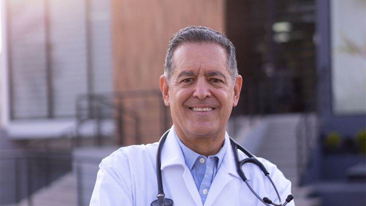 Médecin souriant en blouse avec stéthoscope