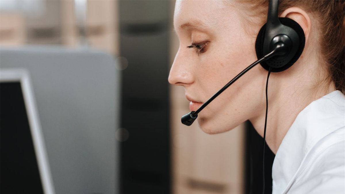 Secrétaire avec casque au téléphone