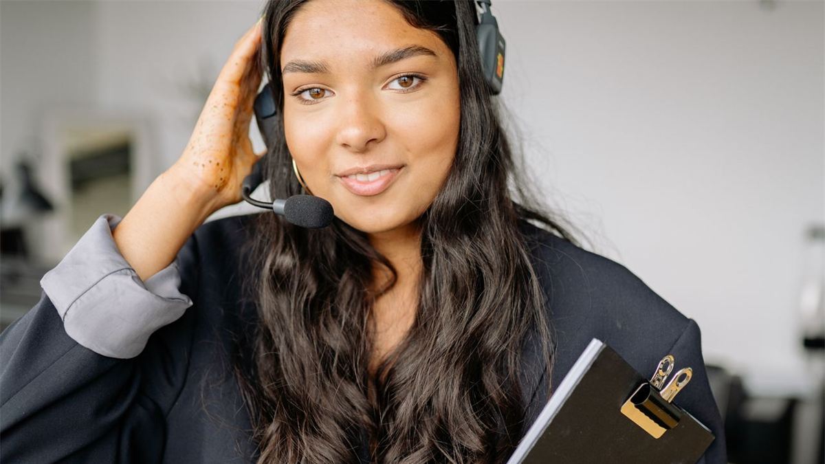 Secrétaire souriante avec casque