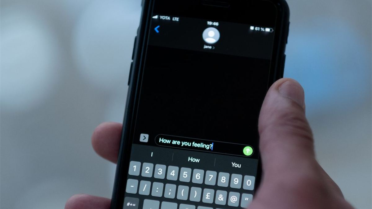 Personne tapant un message sur son smartphone