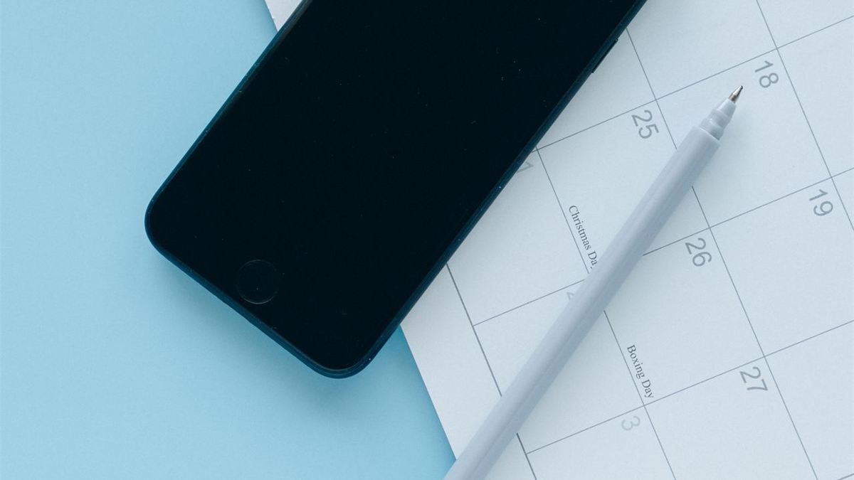 Smartphone posé sur un calendrier papier
