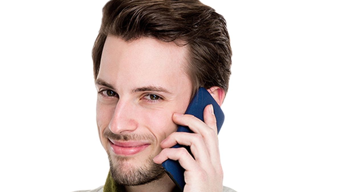Homme au téléphone, souriant