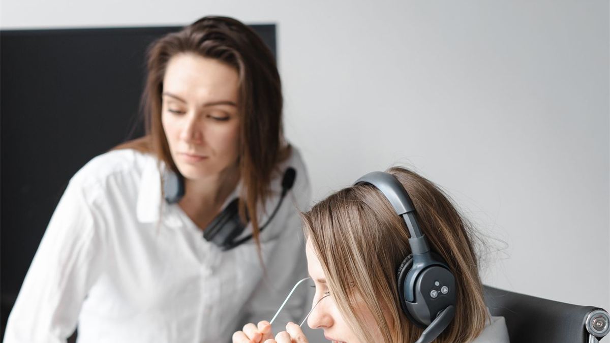 Deux secrétaires au travail, concentrées