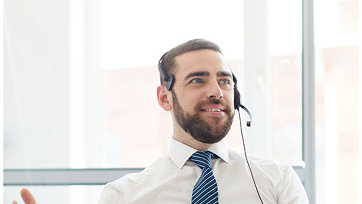 Secrétaire médicale en ligne avec un patient, casque sur les oreilles
