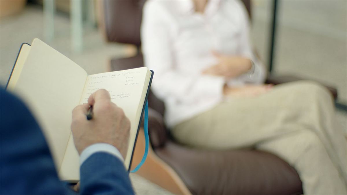 Thérapeute prenant des notes pendant une séance